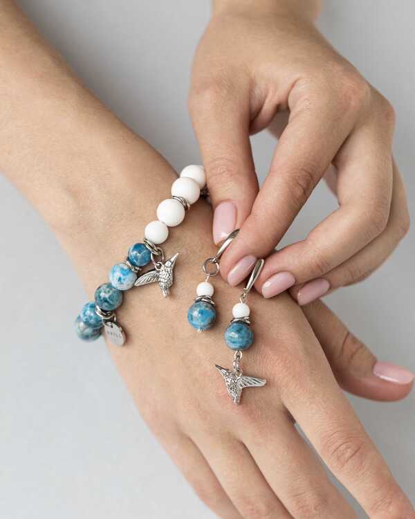 Колибри в синем апатите