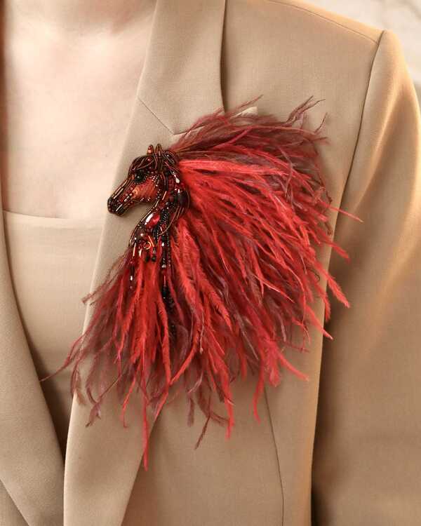 Лошадка Искра с гривой