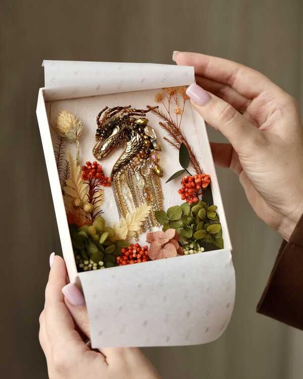 Подарочная коробка с флористическим оформлением