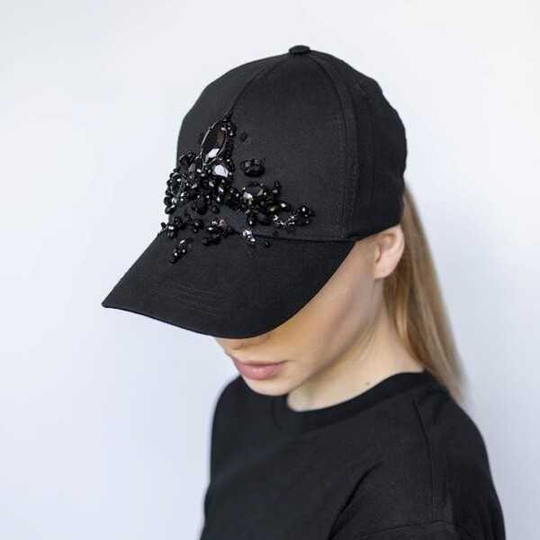 Кепка с симметричной вышивкой