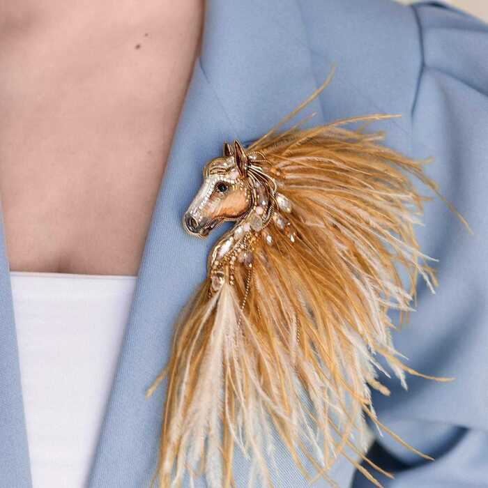 Лошадка Искра с гривой