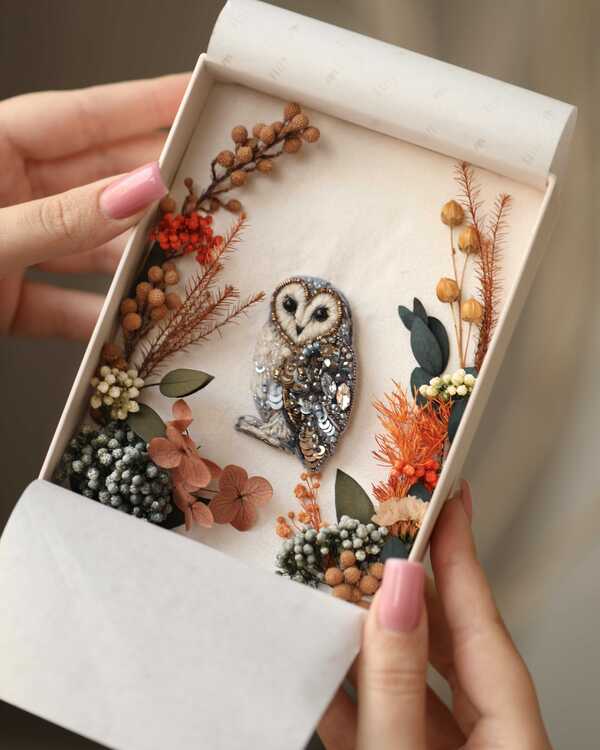 Подарочная коробка с флористическим оформлением