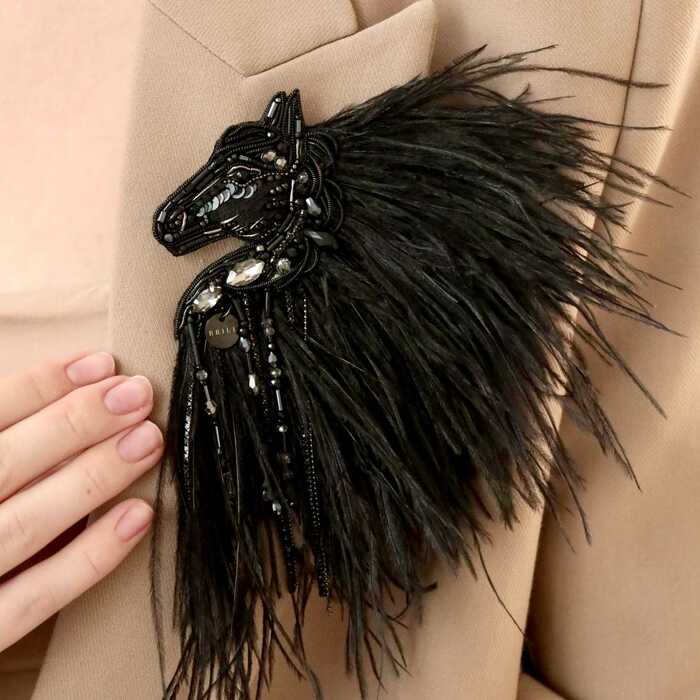 Лошадка Искра с гривой