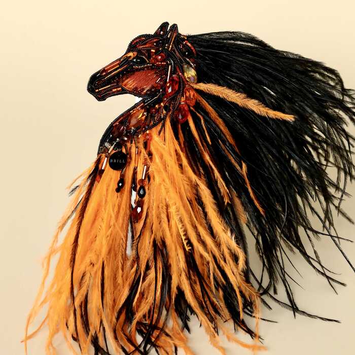 Лошадка Искра с гривой