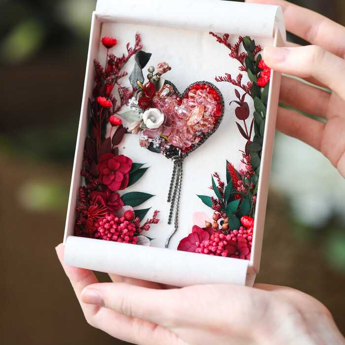 Подарочная коробка с флористическим оформлением