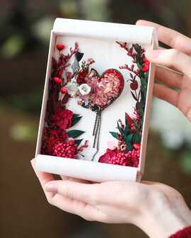 Подарочная коробка с флористическим оформлением