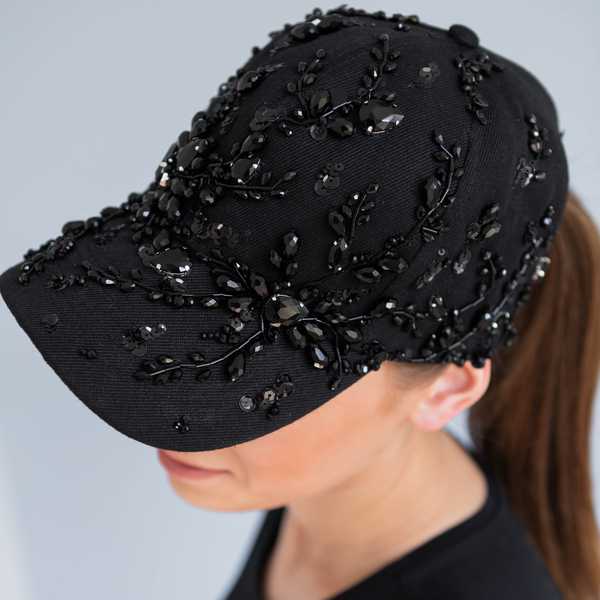 Кепка с массивной вышивкой 