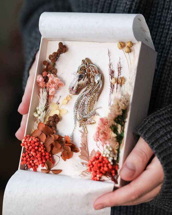 Подарочная коробка с флористическим оформлением