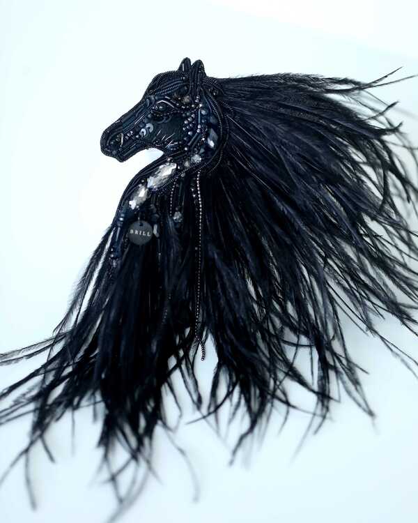 Лошадка Искра с гривой