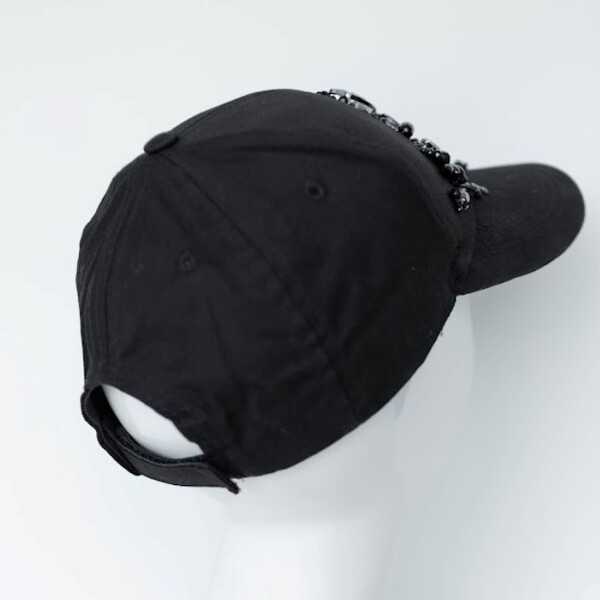 Кепка с симметричной вышивкой