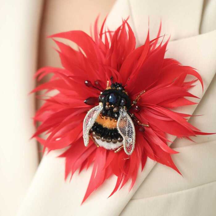 Цветок с пчелой
