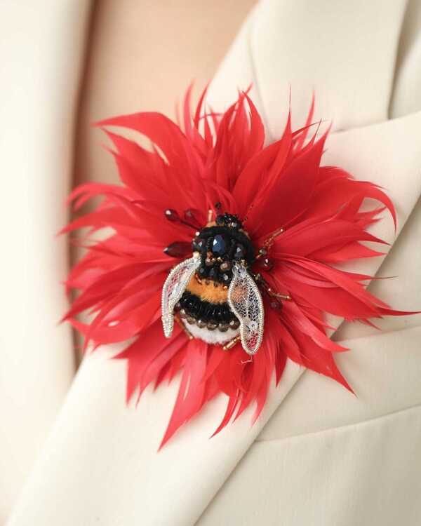 Цветок с пчелой