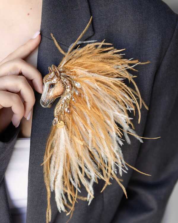 Лошадка Искра с гривой