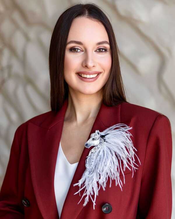 Лошадка Искра с гривой