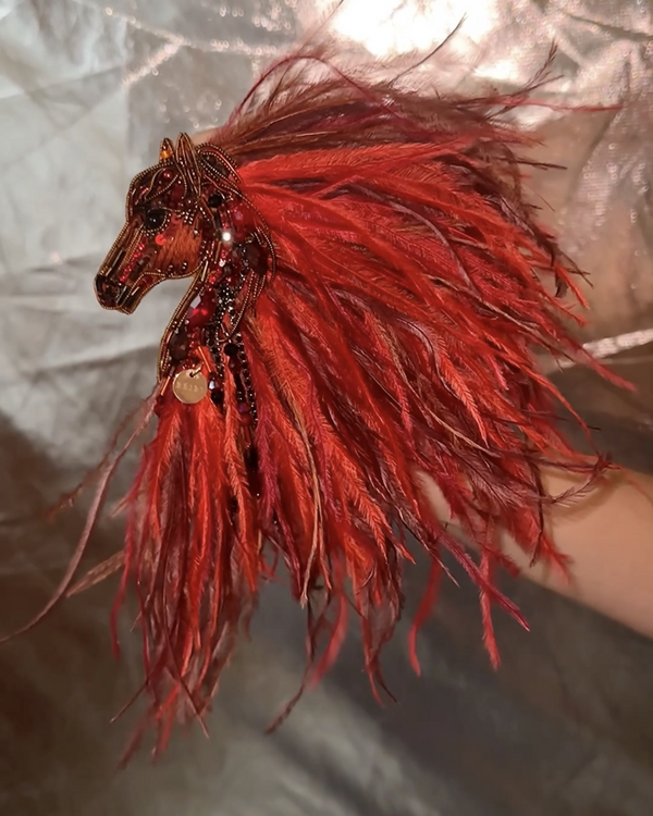 Лошадка Искра с гривой