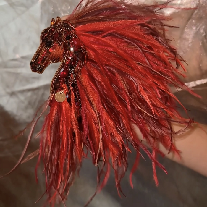 Лошадка Искра с гривой