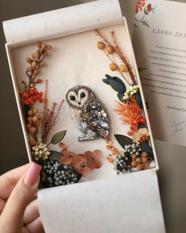 Подарочная коробка с флористическим оформлением