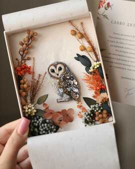 Подарочная коробка с флористическим оформлением