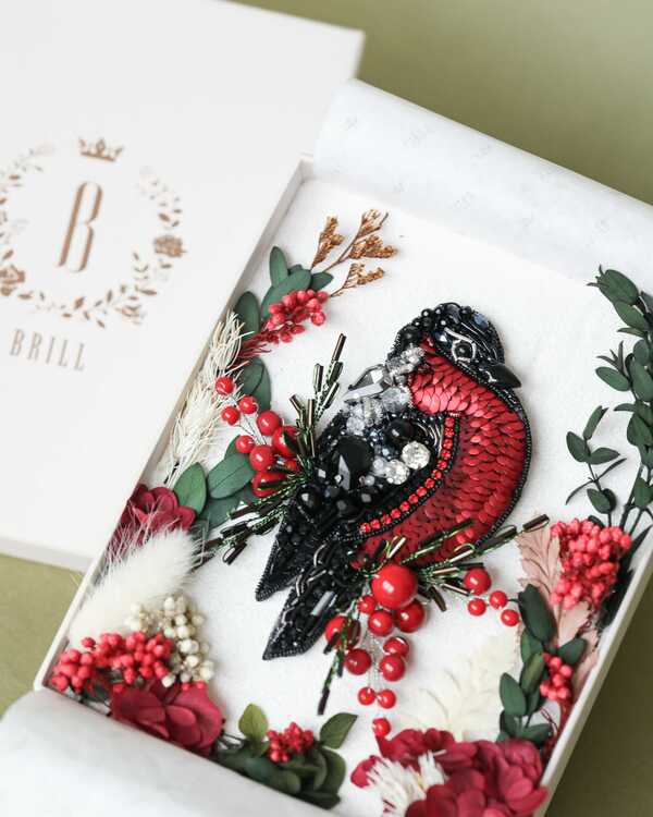 Подарочная коробка с флористическим оформлением