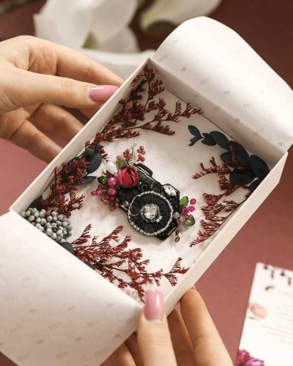 Подарочная коробка с флористическим оформлением