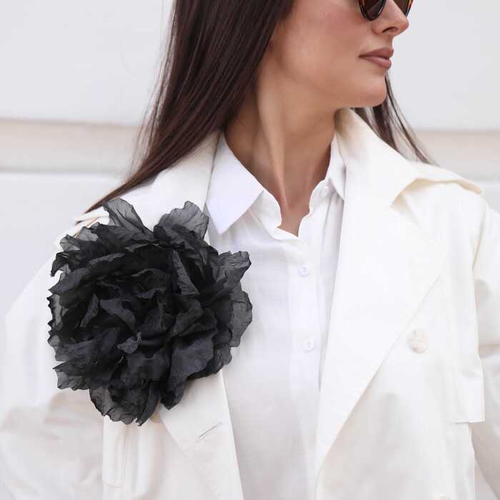 Большой цветок в черном цвете