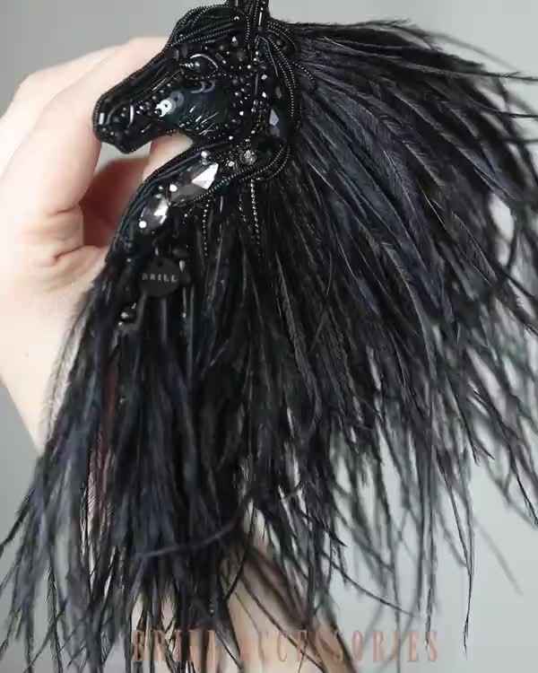 Лошадка Искра с гривой