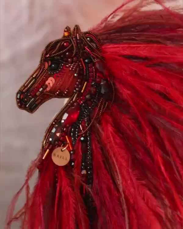 Лошадка Искра с гривой