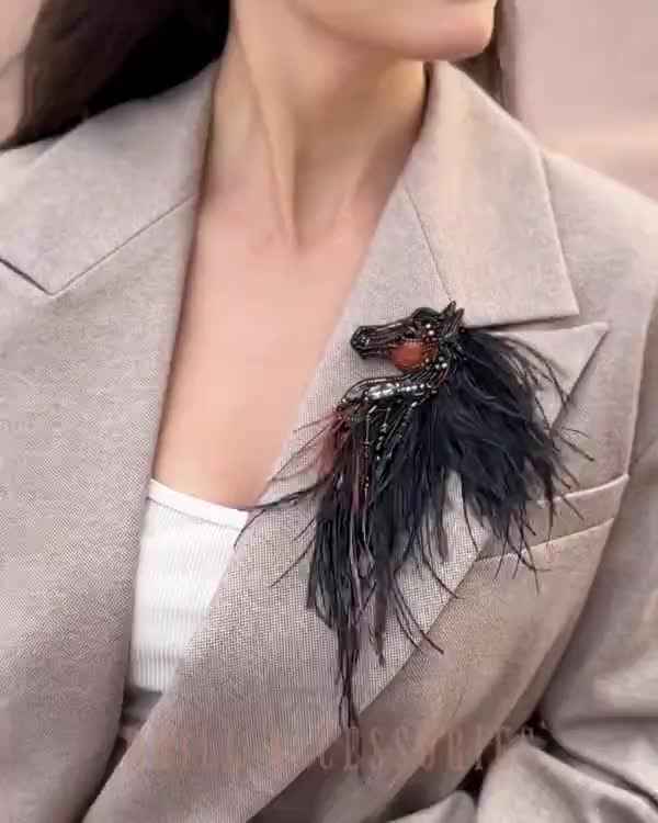 Лошадка Искра с гривой