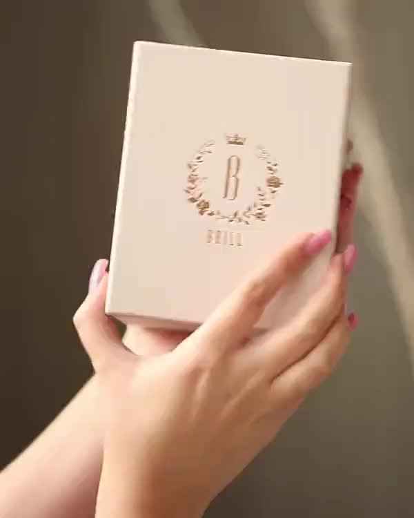 Подарочная коробка с флористическим оформлением