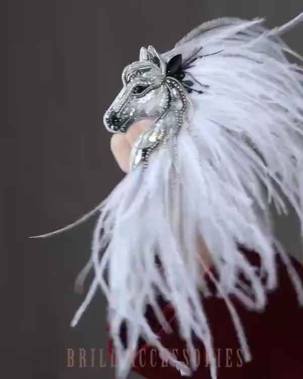 Лошадка Искра с гривой