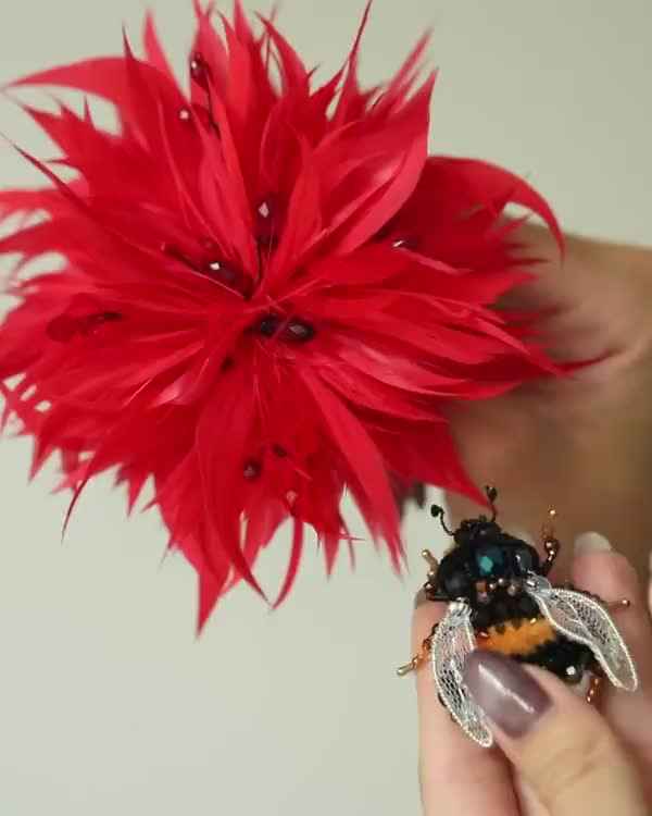 Цветок с пчелой