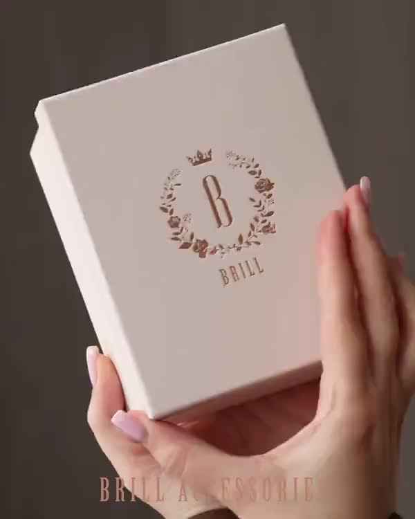 Подарочная коробка с флористическим оформлением